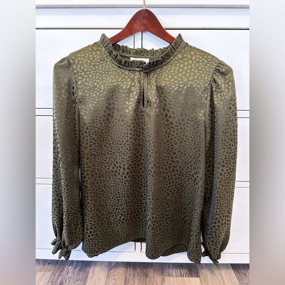 Women’s Status by Chenaut green top